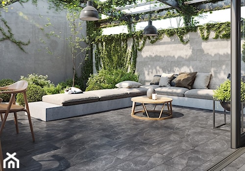 NOIR - Duży z podłoga z płyt betonowych z meblami ogrodowymi taras z tyłu domu, styl skandynawski - zdjęcie od Opoczno