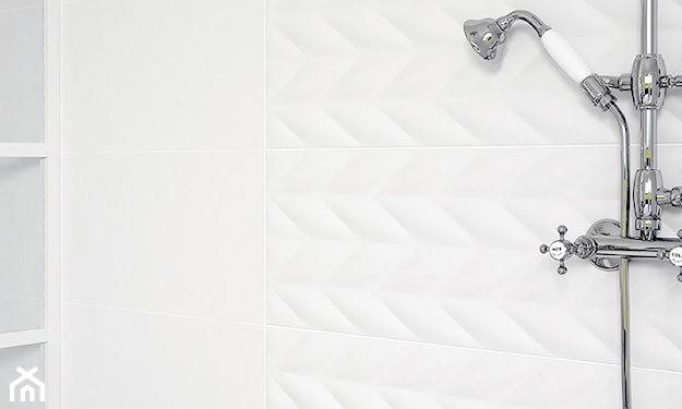 płytki imitujące beton i biel w łazience, białe płytki strukturalne inspirowane wełną