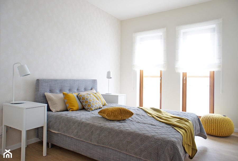 Mieszkanie w Poznaniu - Średnia beżowa sypialnia z balkonem / tarasem, styl nowoczesny - zdjęcie od Monika Kowalczyk Home Design