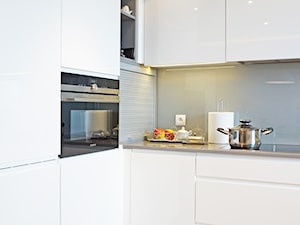 Kuchnia w bieli i szarości - zdjęcie od Monika Kowalczyk Home Design