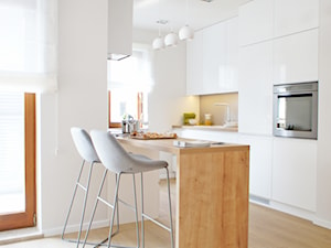 Mieszkanie w Poznaniu - Mała otwarta biała z zabudowaną lodówką kuchnia dwurzędowa, styl nowoczesny - zdjęcie od Monika Kowalczyk Home Design