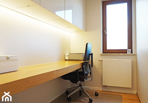 Mieszkanie 82m2 - Małe z zabudowanym biurkiem białe biuro, styl nowoczesny - zdjęcie od Monika Kowalczyk Home Design