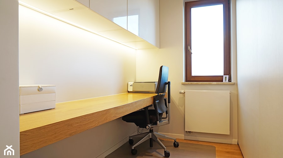 Mieszkanie 82m2 - Małe z zabudowanym biurkiem białe biuro, styl nowoczesny - zdjęcie od Monika Kowalczyk Home Design