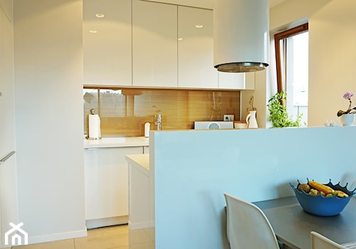 Mieszkanie 82m2 - Średnia z salonem biała kuchnia dwurzędowa z wyspą lub półwyspem z oknem z kompozytem na ścianie nad blatem kuchennym, styl nowoczesny - zdjęcie od Monika Kowalczyk Home Design
