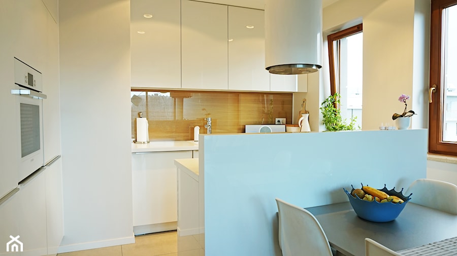 Mieszkanie 82m2 - Średnia z salonem biała kuchnia dwurzędowa z wyspą lub półwyspem z oknem z kompozytem na ścianie nad blatem kuchennym, styl nowoczesny - zdjęcie od Monika Kowalczyk Home Design