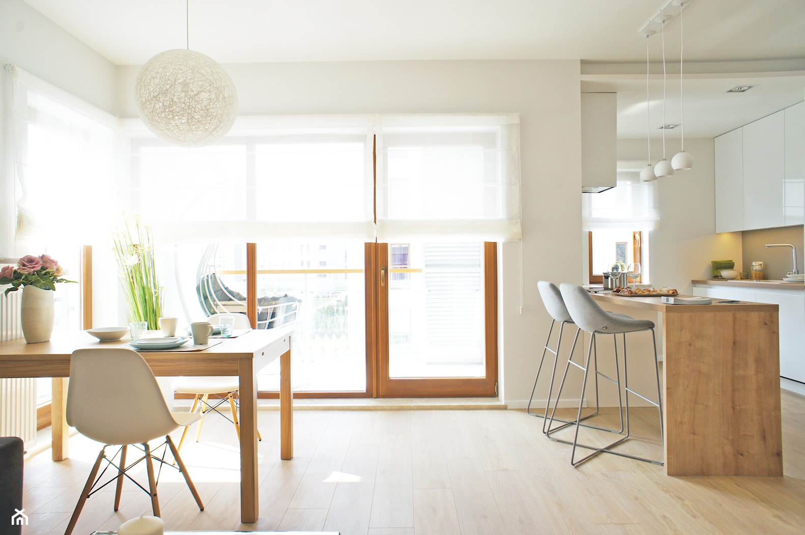 Mieszkanie w Poznaniu - Średnia biała jadalnia w salonie, styl nowoczesny - zdjęcie od Monika Kowalczyk Home Design - Homebook