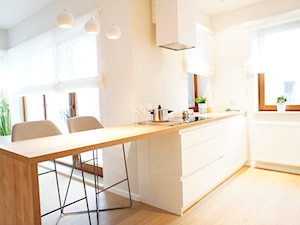 Mieszkanie w Poznaniu - Mała otwarta biała z zabudowaną lodówką kuchnia jednorzędowa, styl nowoczesny - zdjęcie od Monika Kowalczyk Home Design