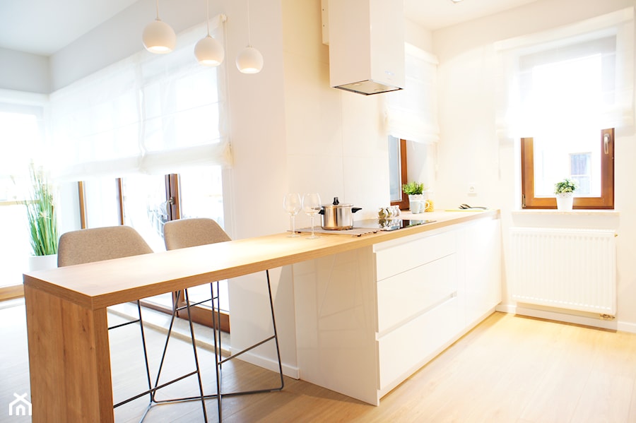 Mieszkanie w Poznaniu - Mała otwarta biała z zabudowaną lodówką kuchnia jednorzędowa, styl nowoczesny - zdjęcie od Monika Kowalczyk Home Design