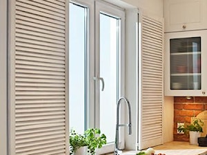 Kuchnia - Średnia otwarta z salonem biała z nablatowym zlewozmywakiem kuchnia w kształcie litery l z oknem, styl skandynawski - zdjęcie od Castorama