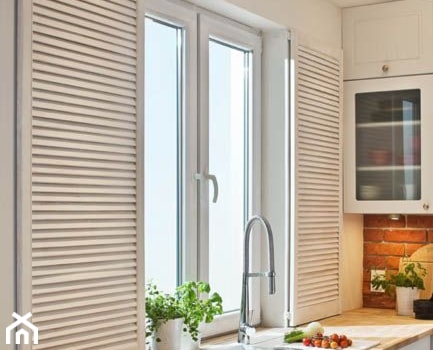 Kuchnia - Średnia otwarta z salonem biała z nablatowym zlewozmywakiem kuchnia w kształcie litery l z oknem, styl skandynawski - zdjęcie od Castorama