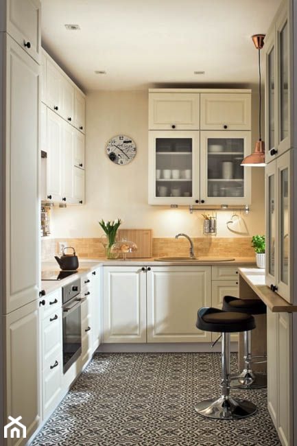 Kuchnia - Średnia otwarta zamknięta beżowa z zabudowaną lodówką kuchnia w kształcie litery l z oknem, styl skandynawski - zdjęcie od Castorama