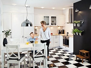Kuchnia - Duża otwarta z salonem biała czarna z zabudowaną lodówką kuchnia w kształcie litery l, styl nowoczesny - zdjęcie od Castorama
