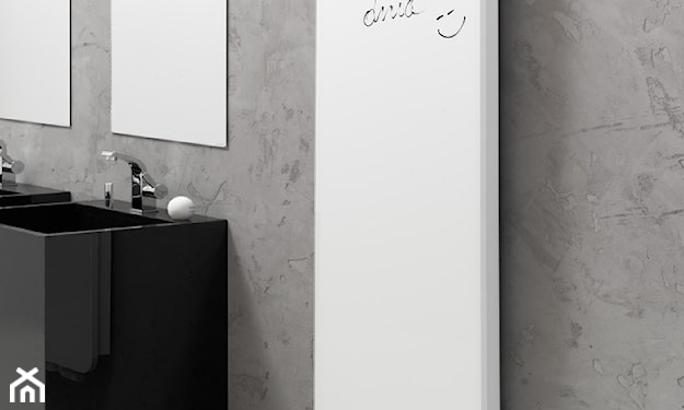 biały grzejnik z możliwością pisania, betonowa ściana w łazience, czarna umywalka