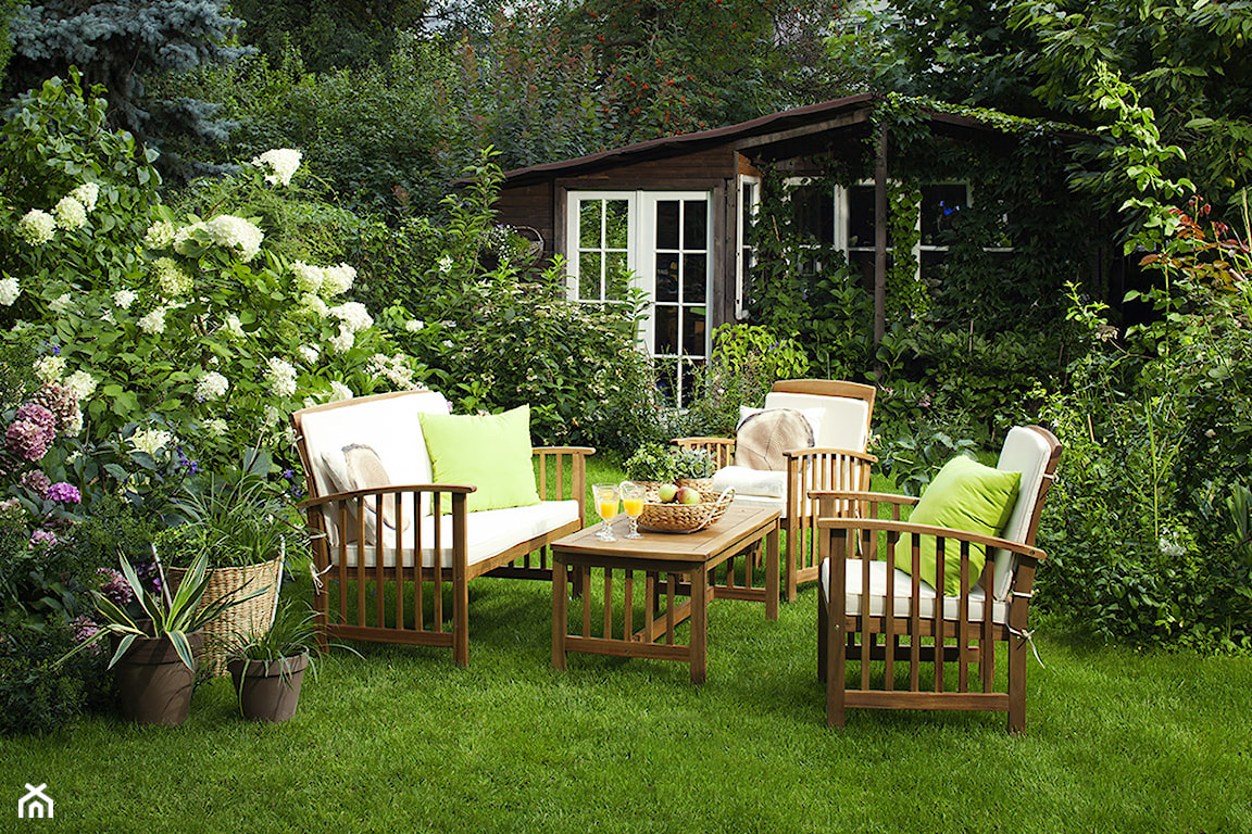 Drewniane meble w ogrodzie, drewniane meble na działkę, wypoczynek w ogrodzie latem
