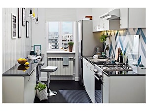 Kuchnia - Mała zamknięta biała z zabudowaną lodówką z nablatowym zlewozmywakiem kuchnia dwurzędowa z oknem, styl nowoczesny - zdjęcie od Castorama