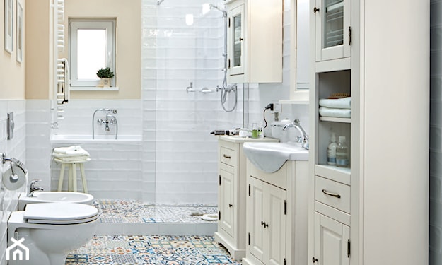 kremowe meble łazienkowe, białe kafelki, kolorowa mozaika na podłodze