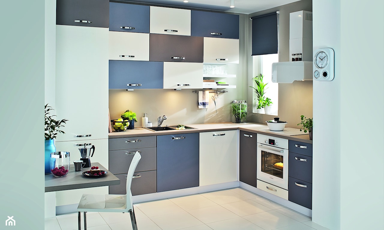różnokolorowe fronty szafek kuchennych, kuchnia w stylu nowoczesnym, biały piekarnik, kuchnia modułowa