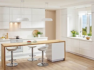 Kuchnia - Średnia otwarta z salonem biała z zabudowaną lodówką kuchnia dwurzędowa z wyspą lub półwyspem z oknem - zdjęcie od Castorama