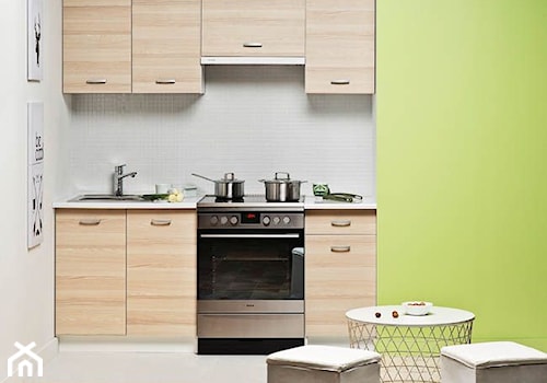 Kuchnia - Mała otwarta z salonem biała zielona z lodówką wolnostojącą z nablatowym zlewozmywakiem kuchnia jednorzędowa z marmurem nad blatem kuchennym, styl nowoczesny - zdjęcie od Castorama