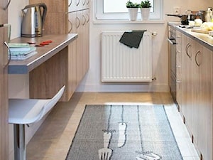 Kuchnia - Mała zamknięta z salonem beżowa biała z lodówką wolnostojącą kuchnia dwurzędowa z oknem, styl skandynawski - zdjęcie od Castorama