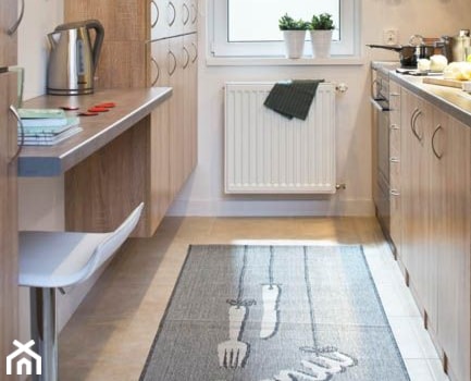 Kuchnia - Mała zamknięta z salonem beżowa biała z lodówką wolnostojącą kuchnia dwurzędowa z oknem, styl skandynawski - zdjęcie od Castorama