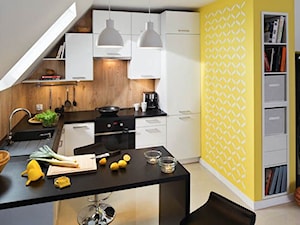 Kuchnia - Średnia otwarta z salonem biała żółta z zabudowaną lodówką z nablatowym zlewozmywakiem kuchnia w kształcie litery u z oknem, styl nowoczesny - zdjęcie od Castorama