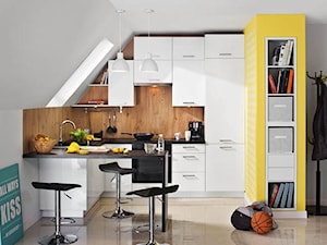 Kuchnia - Mała otwarta z salonem biała z zabudowaną lodówką kuchnia w kształcie litery u z oknem, styl nowoczesny - zdjęcie od Castorama