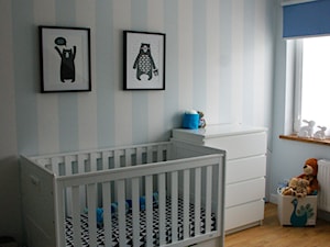 Nasze poddasze - Średni biały niebieski pokój dziecka dla niemowlaka dla chłopca, styl skandynawski - zdjęcie od Natalia Wutrych