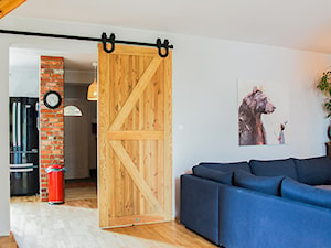 Barn doors, czyli drzwi jak ze stodoły - Salon, styl nowoczesny - zdjęcie od Drzwi Przesuwne i Systemy Przesuwne RENO