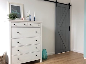Drzwi przesuwne w domku na polanie - Średnia biała niebieska sypialnia, styl nowoczesny - zdjęcie od Drzwi Przesuwne i Systemy Przesuwne RENO