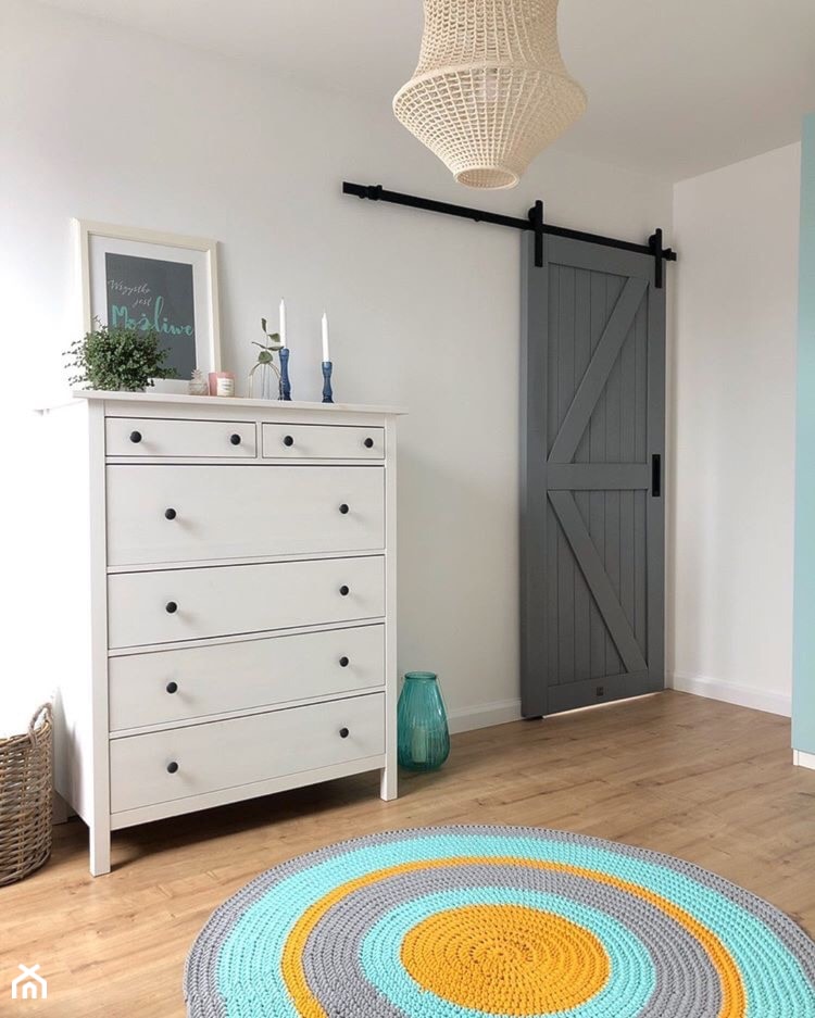 Drzwi przesuwne w domku na polanie - Średnia biała niebieska sypialnia, styl nowoczesny - zdjęcie od Drzwi Przesuwne i Systemy Przesuwne RENO - Homebook