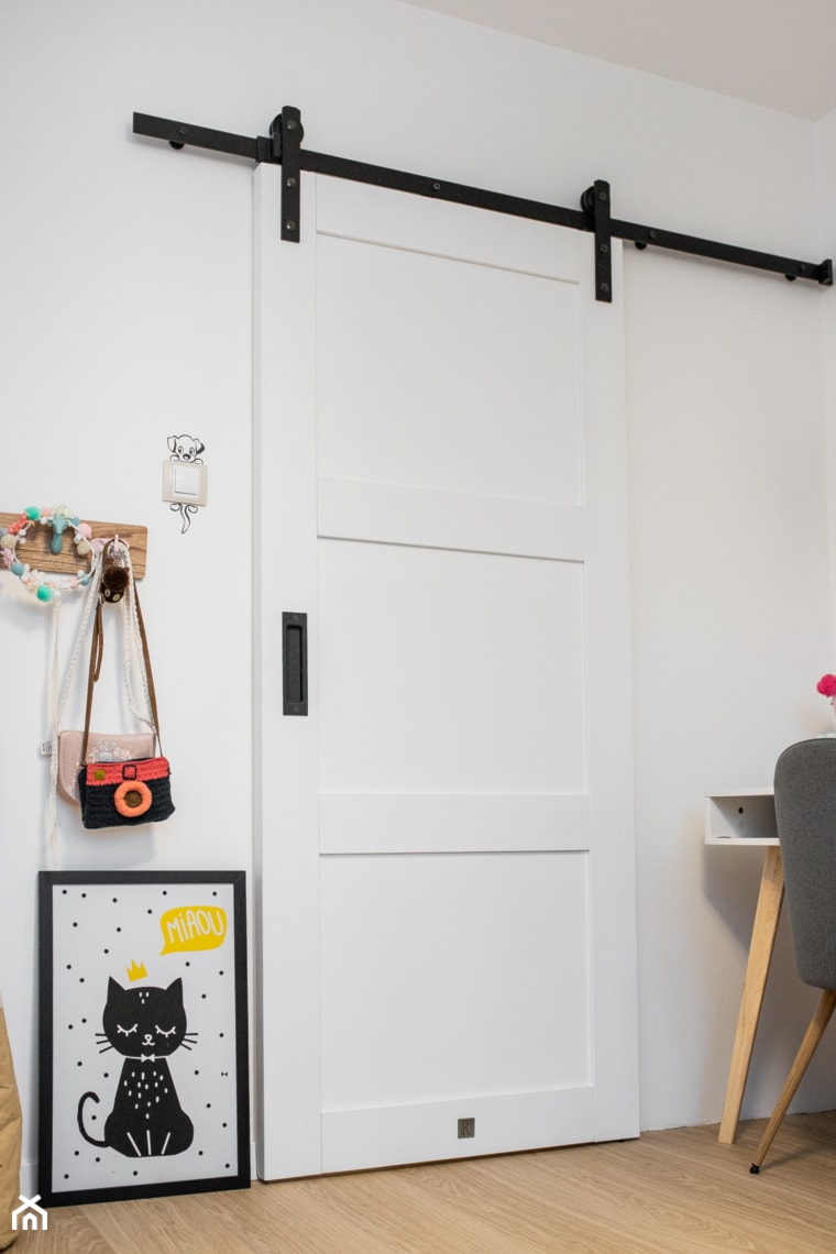 Drzwi przesuwne Angel w pokoju dziecięcym - Mały biały pokój dziecka dla nastolatka dla dziewczynki, styl nowoczesny - zdjęcie od Drzwi Przesuwne i Systemy Przesuwne RENO