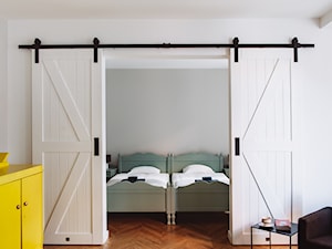 Drzwi przesuwne w apartamencie we Wrocławiu - Średnia biała szara sypialnia - zdjęcie od Drzwi Przesuwne i Systemy Przesuwne RENO