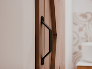 Drzwi przesuwne w malutkiej łazience - zdjęcie od Drzwi Przesuwne i Systemy Przesuwne RENO