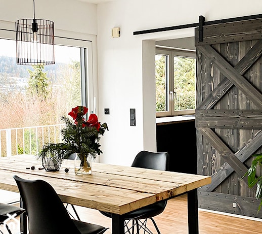 Barn doors, czyli drzwi jak ze stodoły – czy taka estetyka sprawdzi się tylko we wnętrzach rustykalnych?