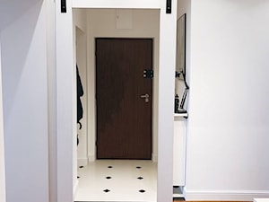 Nasze drzwi u Was - drzwi Mirra - Średni z wieszakiem biały hol / przedpokój, styl skandynawski - zdjęcie od Drzwi Przesuwne i Systemy Przesuwne RENO