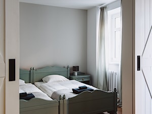 Drzwi przesuwne w apartamencie we Wrocławiu - Mała biała szara sypialnia - zdjęcie od Drzwi Przesuwne i Systemy Przesuwne RENO