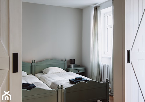 Drzwi przesuwne w apartamencie we Wrocławiu - Mała biała szara sypialnia - zdjęcie od Drzwi Przesuwne i Systemy Przesuwne RENO