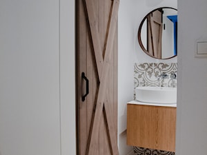 Drzwi przesuwne w malutkiej łazience - zdjęcie od Drzwi Przesuwne i Systemy Przesuwne RENO