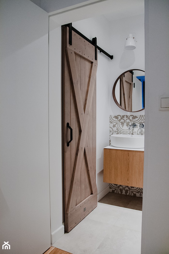 Drzwi przesuwne w malutkiej łazience - zdjęcie od Drzwi Przesuwne i Systemy Przesuwne RENO - Homebook