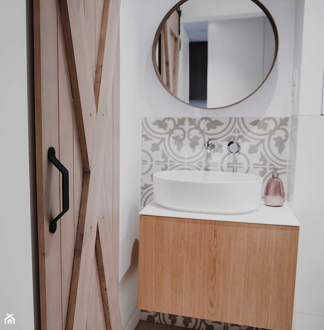Drzwi przesuwne w malutkiej łazience - zdjęcie od Drzwi Przesuwne i Systemy Przesuwne RENO - Homebook