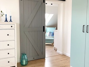 Drzwi przesuwne w domku na polanie - Średnia biała sypialnia, styl nowoczesny - zdjęcie od Drzwi Przesuwne i Systemy Przesuwne RENO