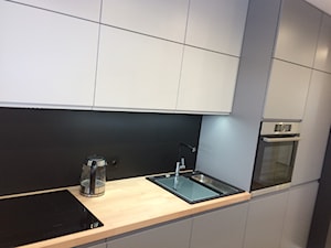 szara kuchnia w mieszkaniu - Mała zamknięta czarna z zabudowaną lodówką z lodówką wolnostojącą z nablatowym zlewozmywakiem kuchnia jednorzędowa - zdjęcie od jussana83