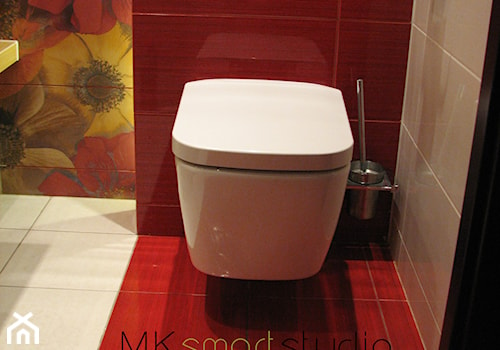 Od projektu do realizacji łazienki w kolorze intensywnej czerwieni - Mała na poddaszu bez okna łazienka, styl nowoczesny - zdjęcie od MKsmartstudio