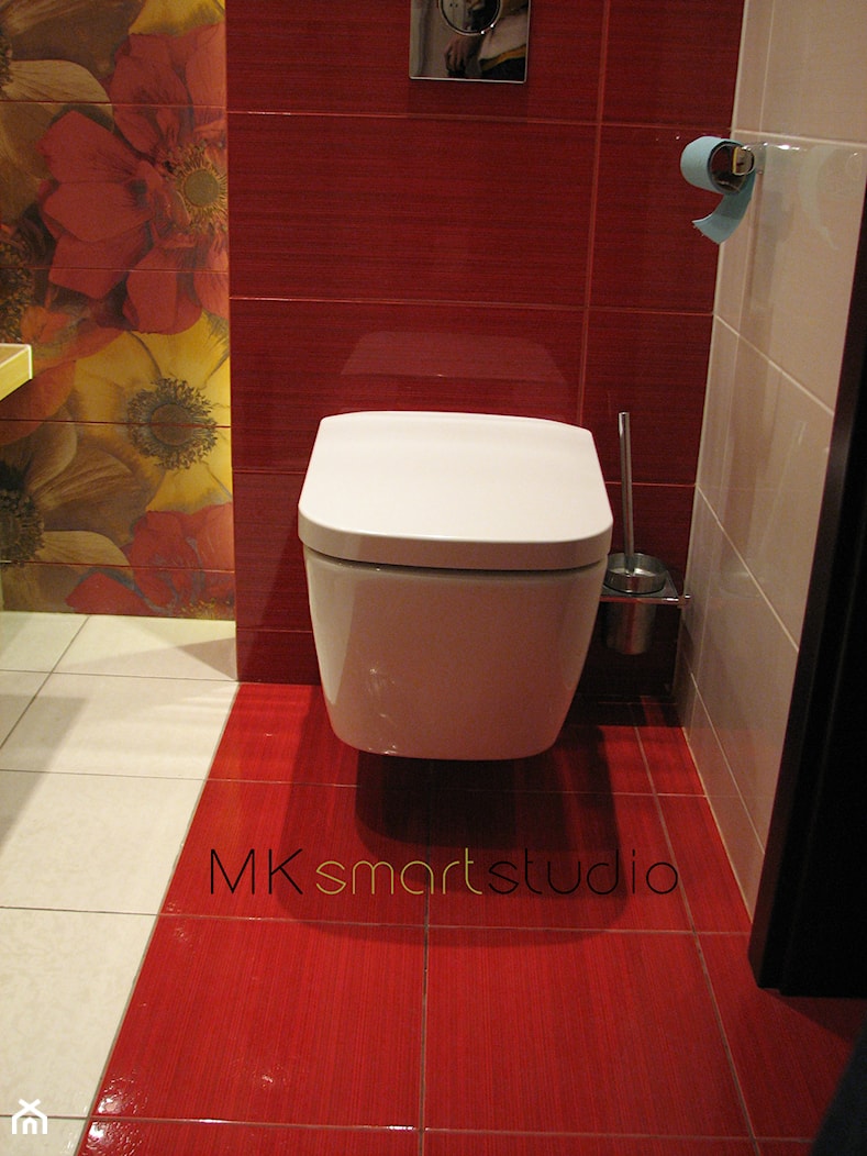 Od projektu do realizacji łazienki w kolorze intensywnej czerwieni - Mała na poddaszu bez okna łazienka, styl nowoczesny - zdjęcie od MKsmartstudio - Homebook