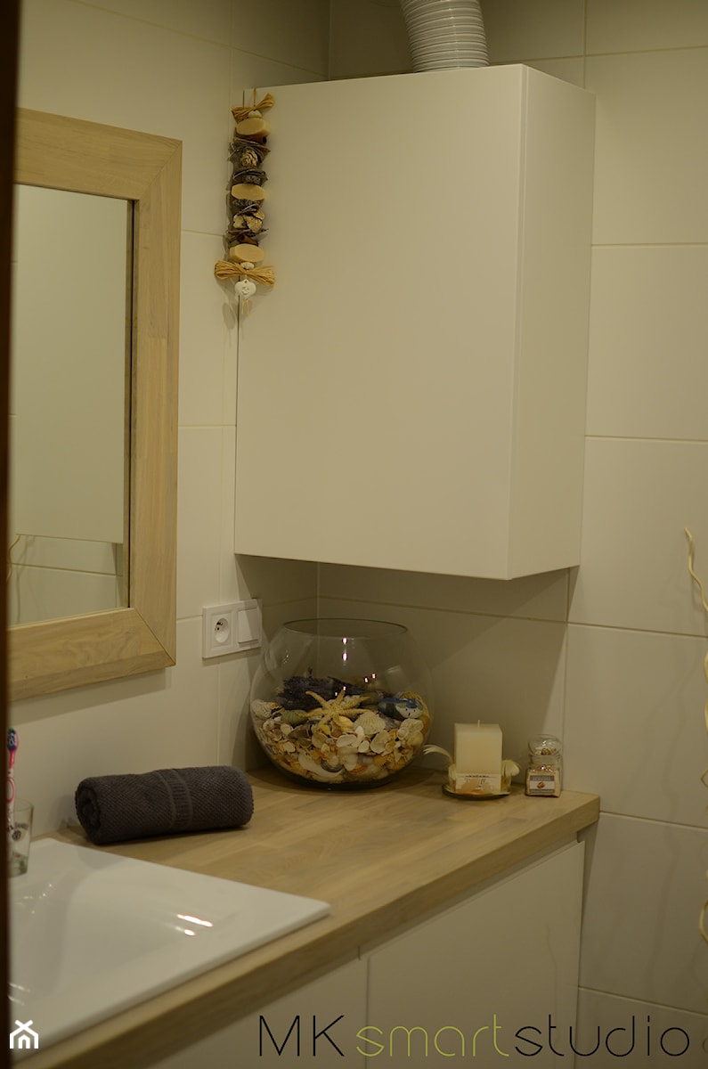 Od projektu do realizacji łazienki w stylu skandynawskiej - Mała bez okna z lustrem łazienka, styl skandynawski - zdjęcie od MKsmartstudio