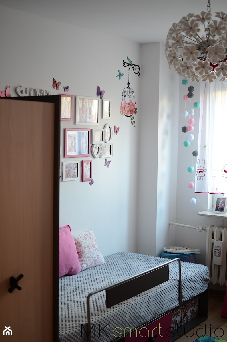 Od projektu do wykonastwa pokoju 6 letniej królewny Helenki - Mały biały pokój dziecka dla dziecka dla dziewczynki, styl nowoczesny - zdjęcie od MKsmartstudio