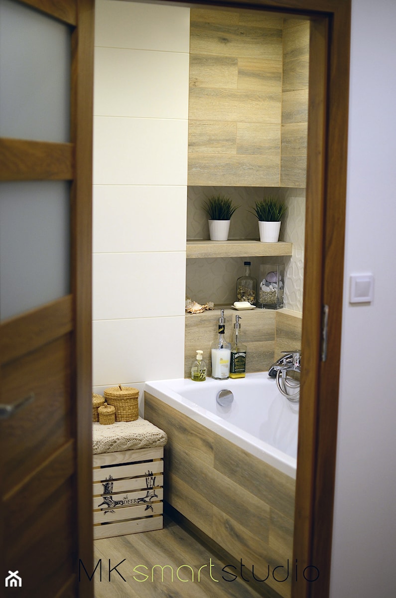 Od projektu do realizacji łazienki w stylu skandynawskiej - Mała na poddaszu bez okna łazienka, styl skandynawski - zdjęcie od MKsmartstudio