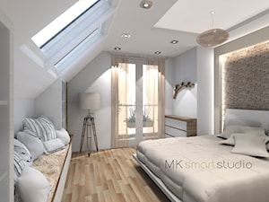 Sypialnia w stylu skandynawskim - Duża beżowa biała sypialnia na poddaszu z balkonem / tarasem, styl skandynawski - zdjęcie od MKsmartstudio
