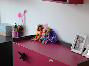 Od projektu do wykonastwa pokoju 6 letniej królewny Helenki - Mały biały pokój dziecka dla dziecka dla chłopca dla dziewczynki, styl nowoczesny - zdjęcie od MKsmartstudio